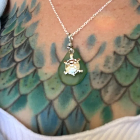 NWT Sea Glass Turtle Pendant Necklace 925 Silver Plated 18” Chain - Picture 6 of 6